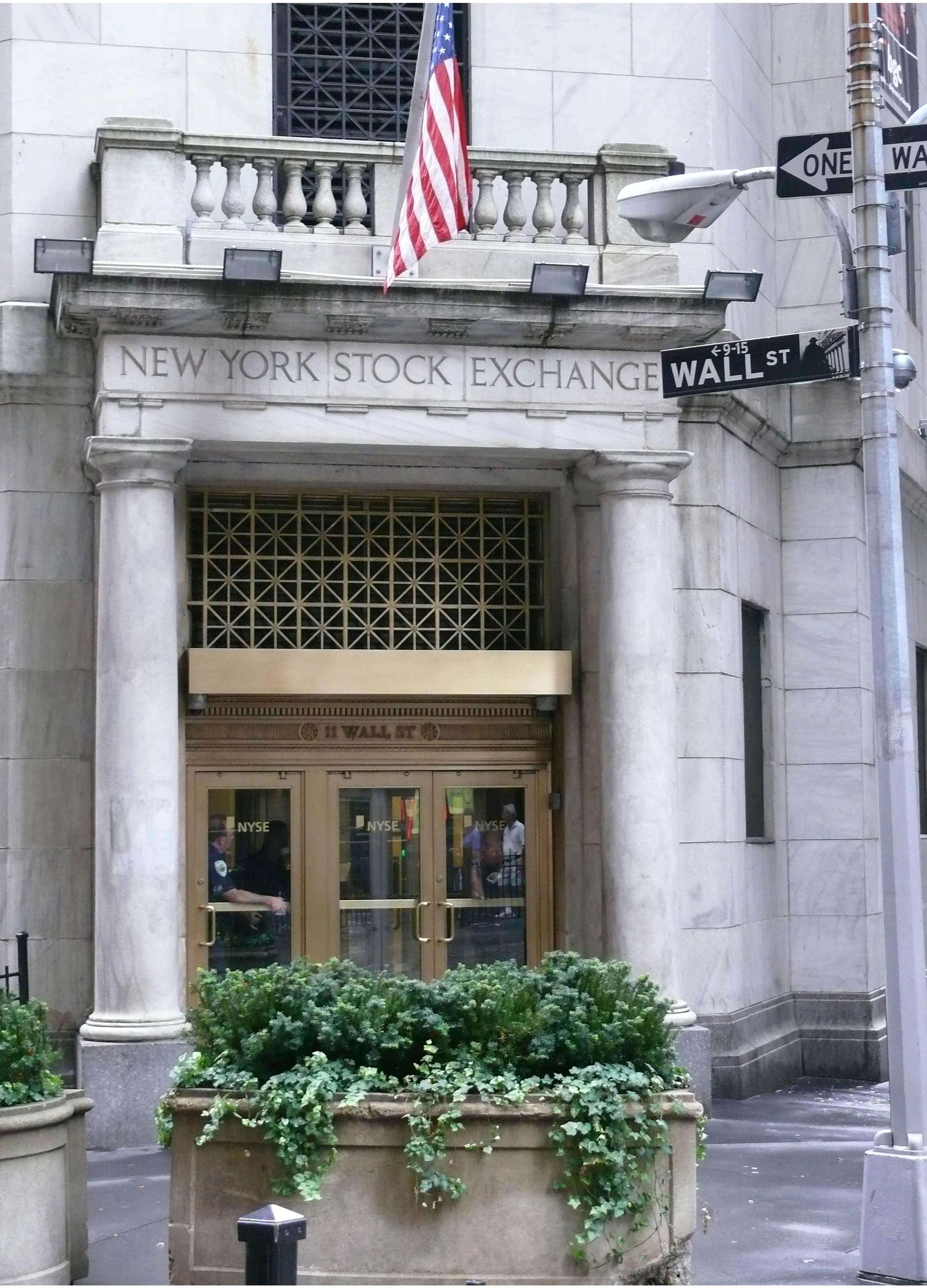 뉴욕 월스트리트에 있는 뉴욕증권거래소 NYSE 건물 전경