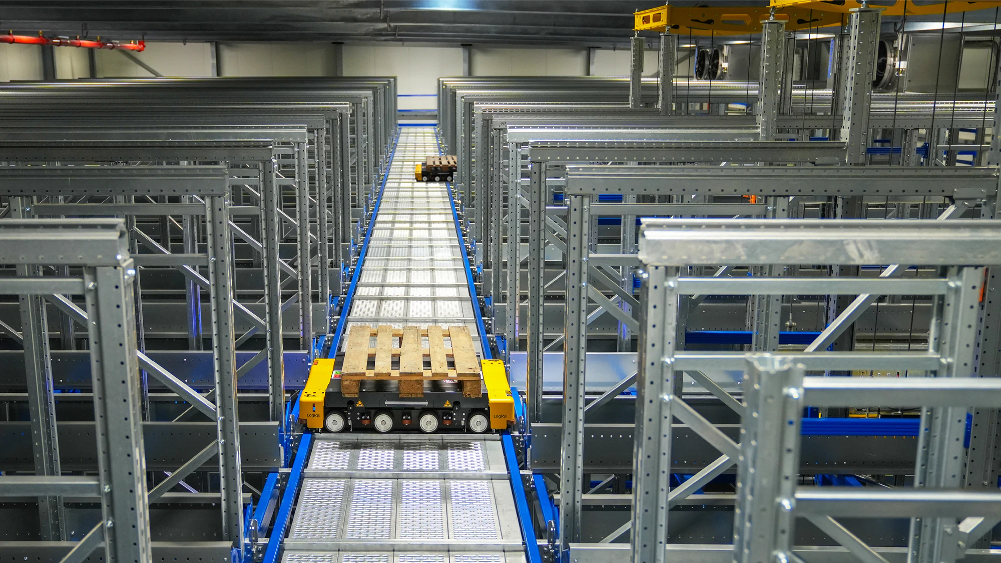 창고 랙 사이를 오가는 자동 이송 시스템