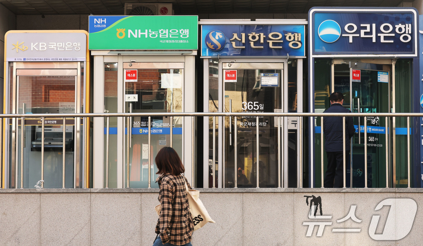 코스피 4%대 하락에 반도체 약세, KB금융 16만8,000원 강세