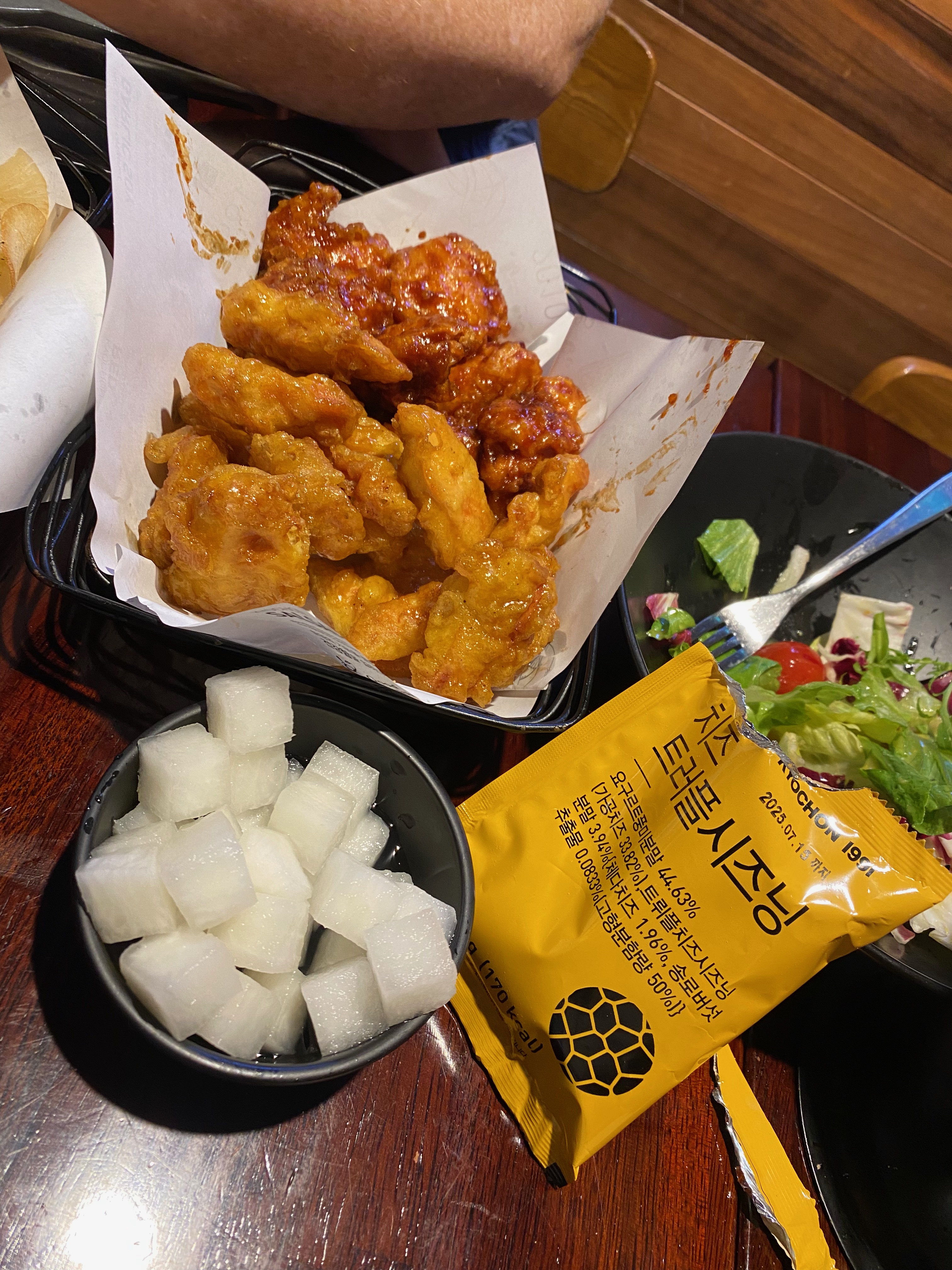 File:Kyochon fried chicken seoul.jpg - Wikimedia Commons