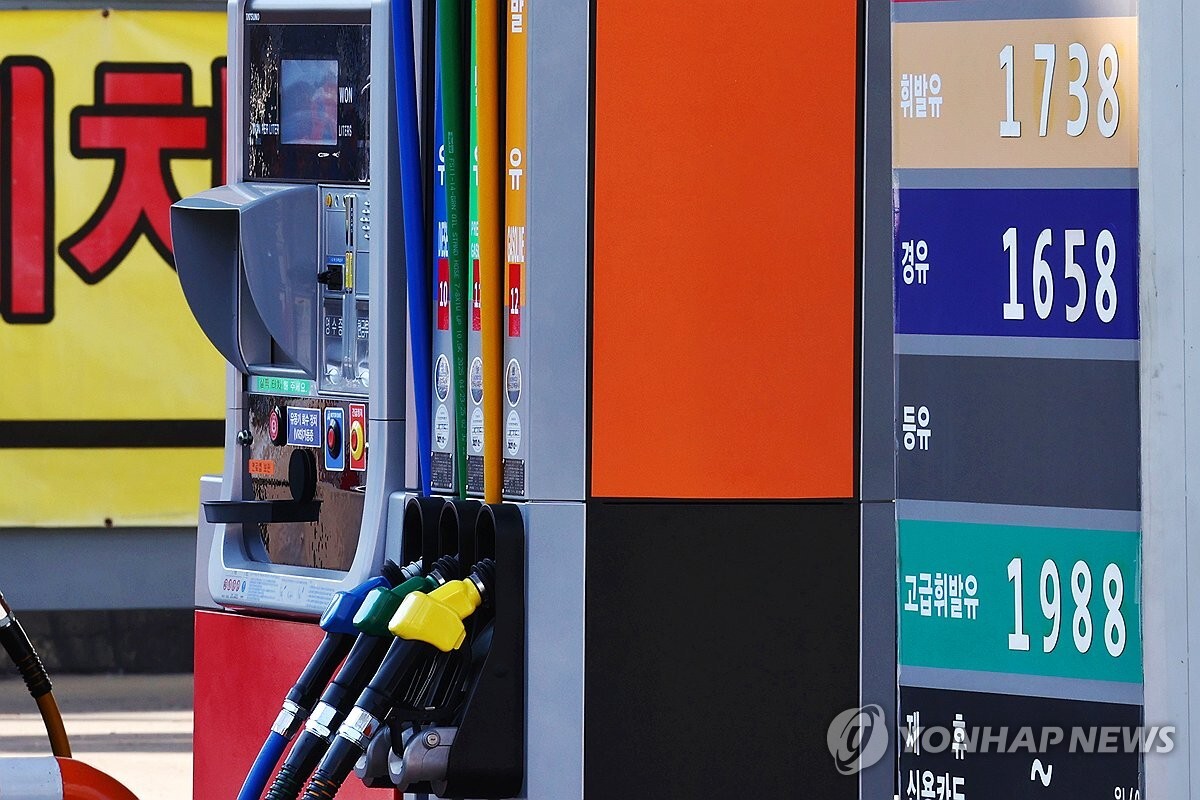 국내 휘발유·경유 가격 4주 연속 하락, 정부 최고가격 동결