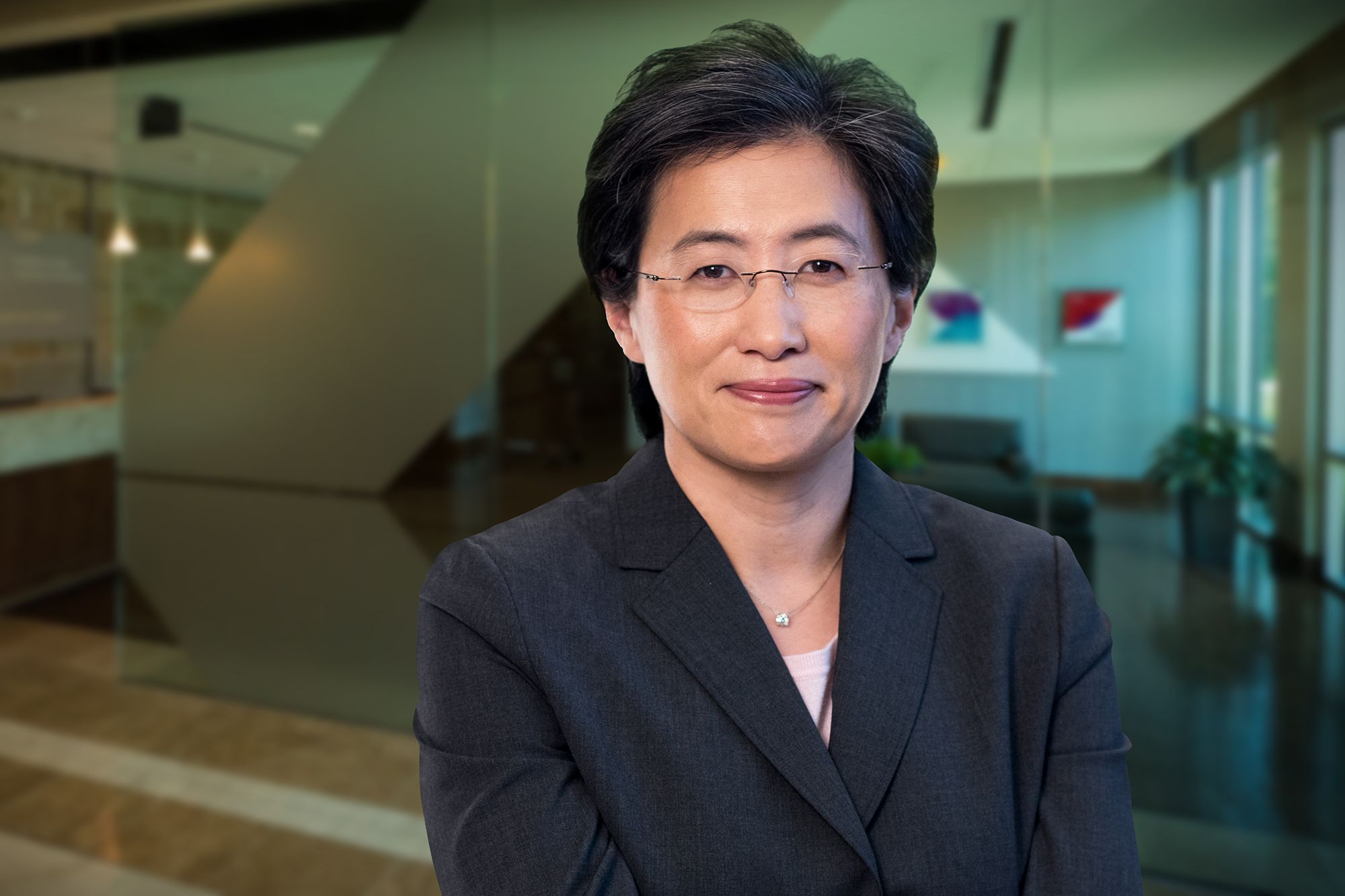 사무실 배경 앞에서 정장을 입은 성인 여성의 상반신 초상화가 중앙에 크게 보인다.