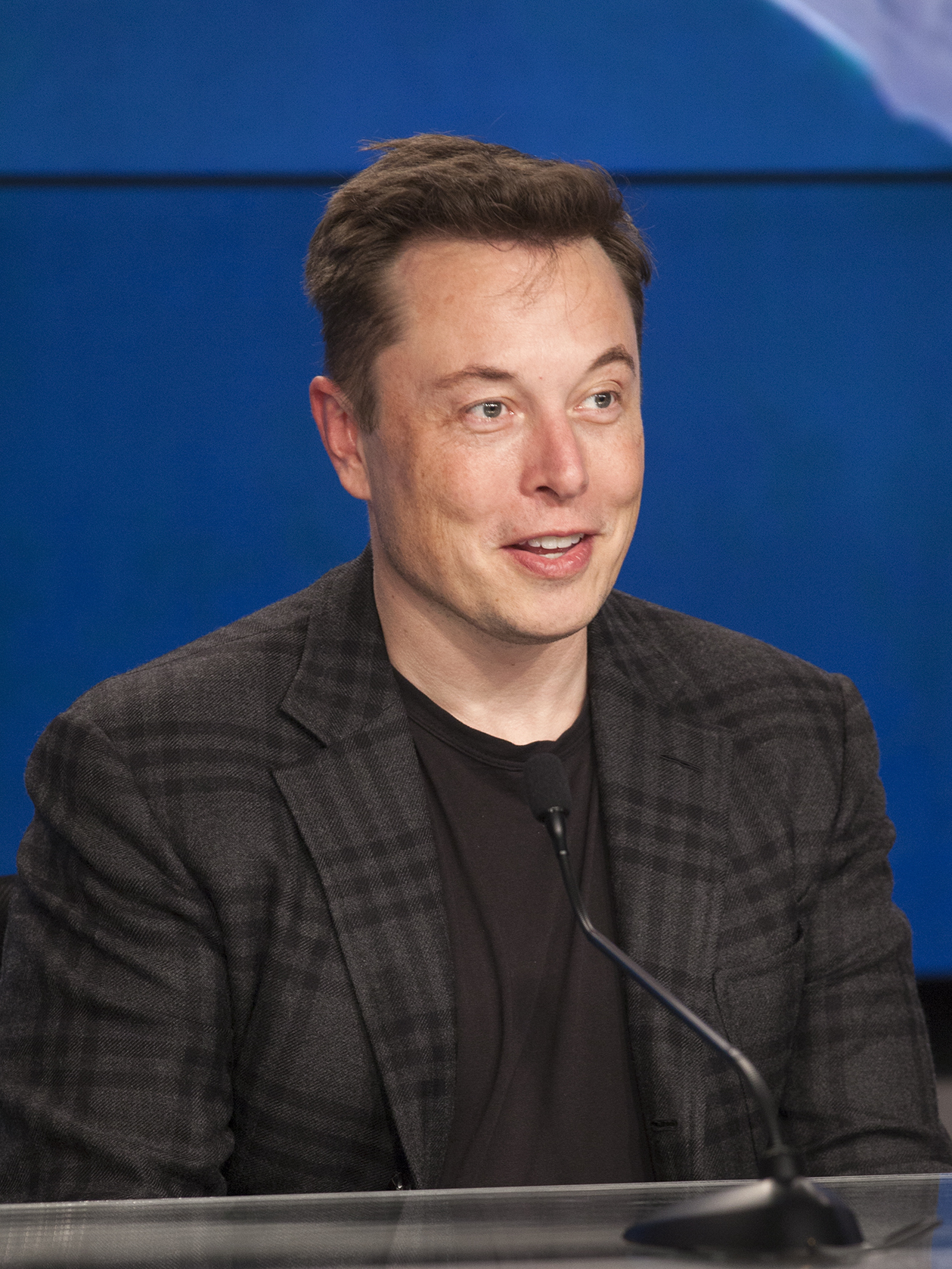 File:Elon Musk at the SpaceX CRS-8 post-launch press conference (25711174644) (cropped).jpg - Wikimedia Commons