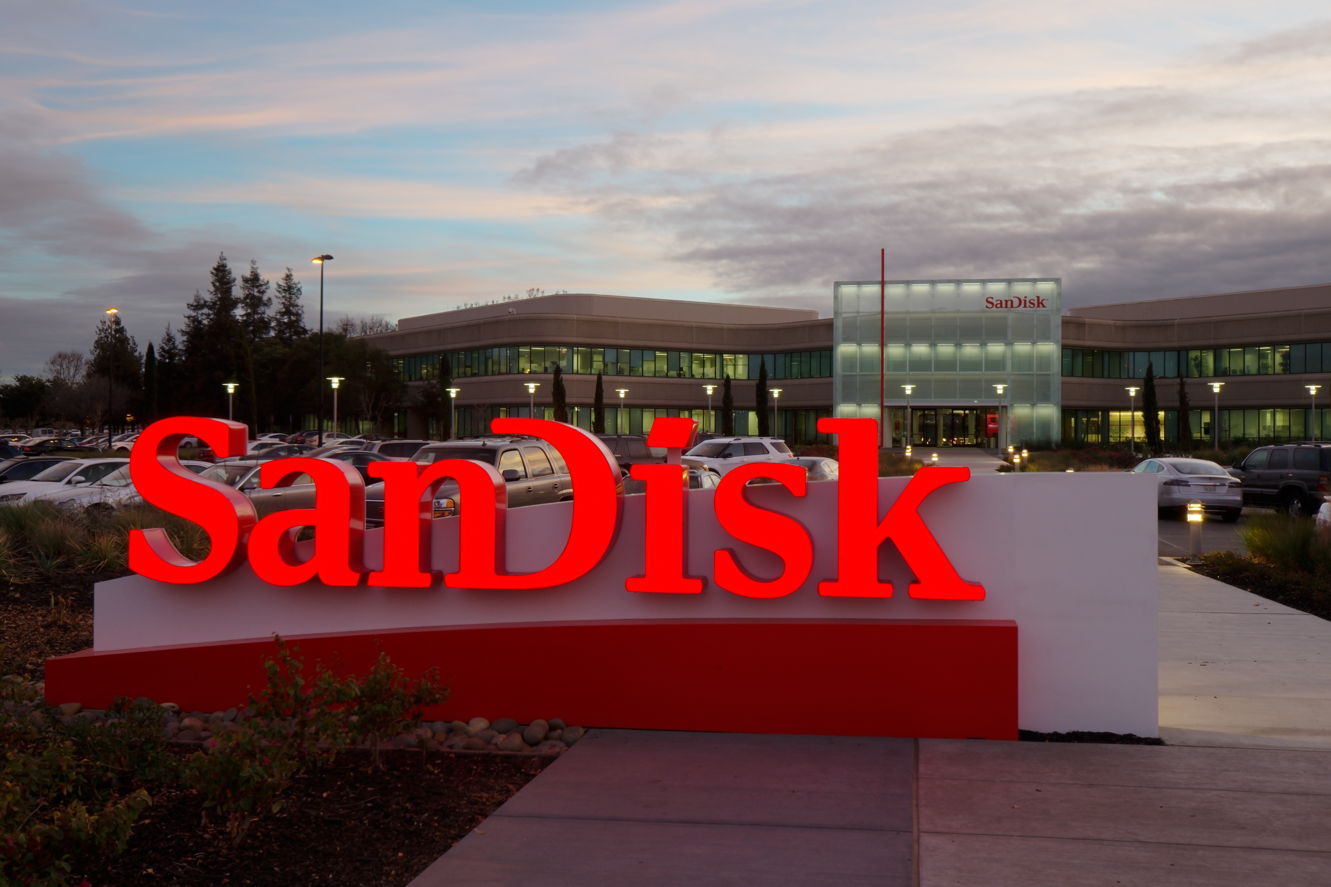 File:Former SanDisk Headquarters Milpitas.jpg - Wikimedia Commons