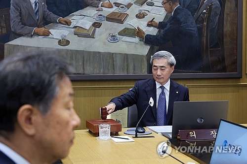 하나증권 3억 달러 외화채 조달, 한은은 금리 인상 준비 신호
