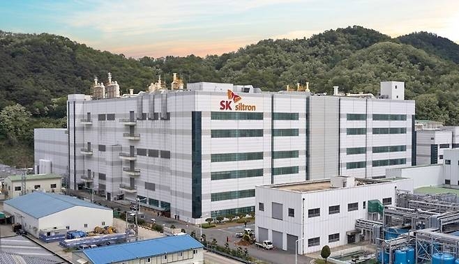 SK실트론 인수 협상 지연, 최태원 회장 지분이 변수