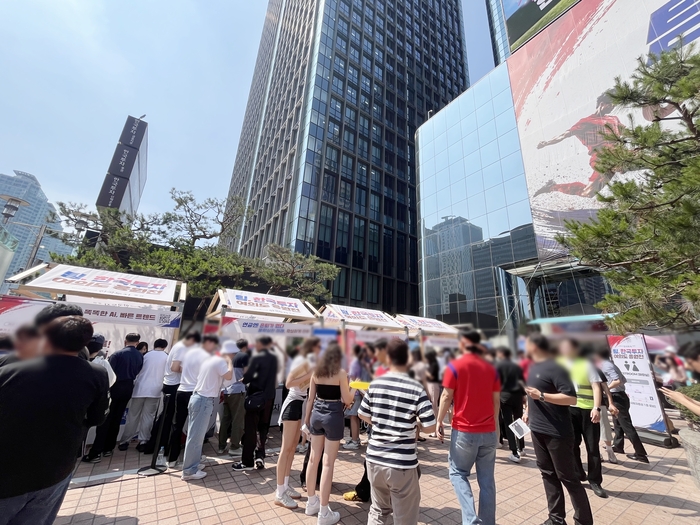 Great Korea!"In front of Korea Investment & Securities headquarters in Yeouido, Seoul, at 