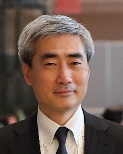 신현송 총재 첫 금통위에서 맨 푸른 넥타이 눈길