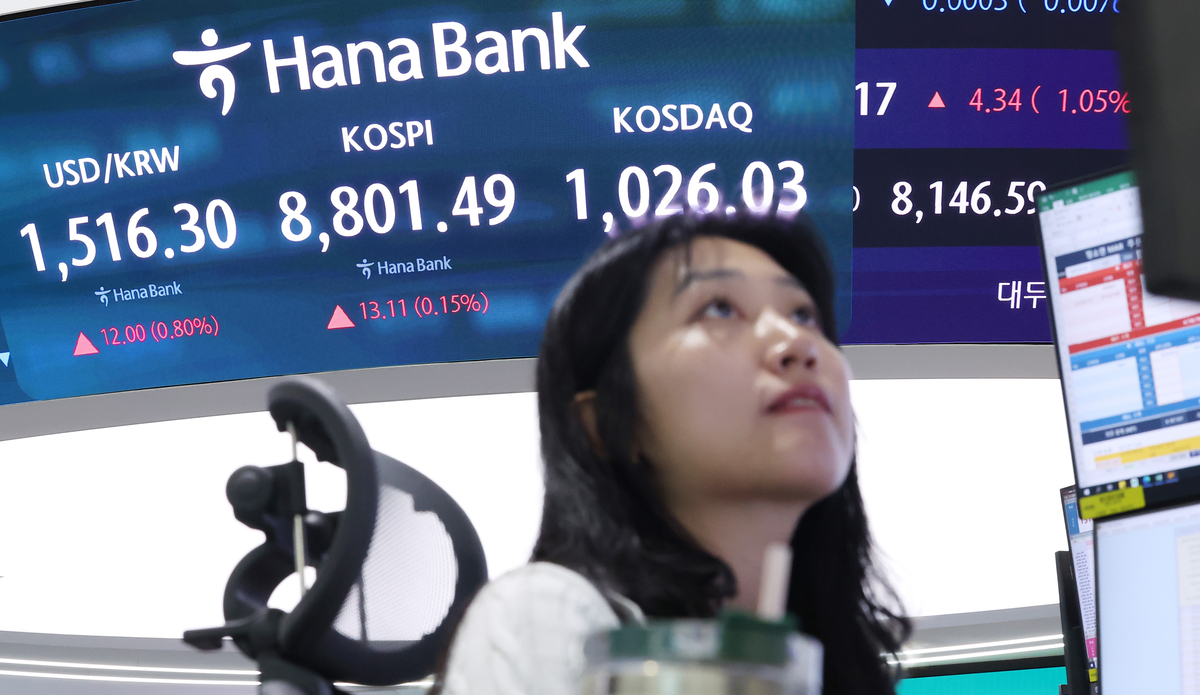Korean Won Slides Despite KOSPI Record as Foreign Investors Dump Stocks - Seoul Economic D