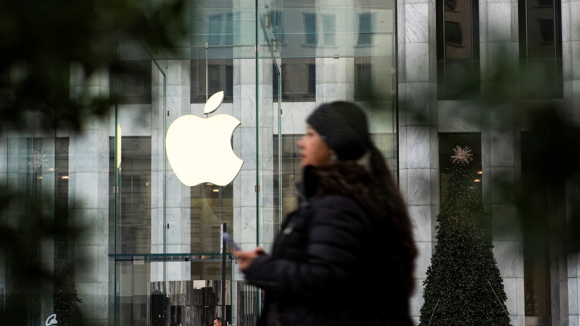 Investors get more reasons to like Apple after scrapping EV plans, AI ...