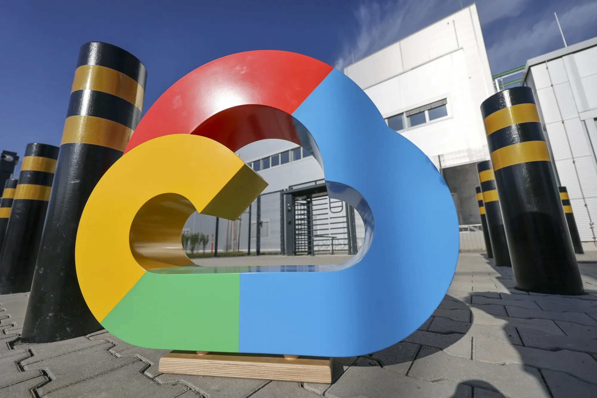 Alphabet Leaps Into $2 Trillion Club as Results Show AI Strength - Bloomberg
