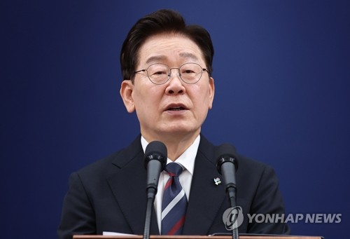 이 대통령, 보완수사권·교황 방북 등 현안 발언(6월19일)