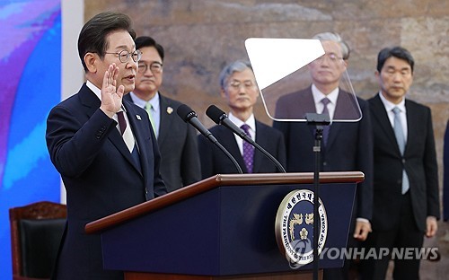 이재명 정부 1년: 코스피 8천시대 개막, 부동산·환율 과제