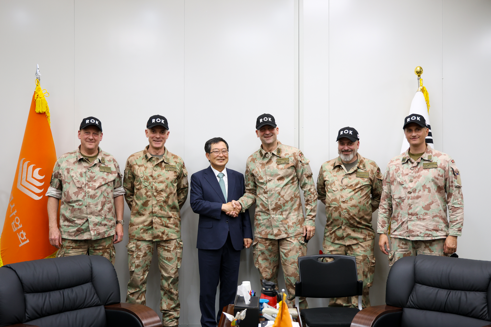 파키스탄 총사령관 이란 방문 보도에 국제유가 급락