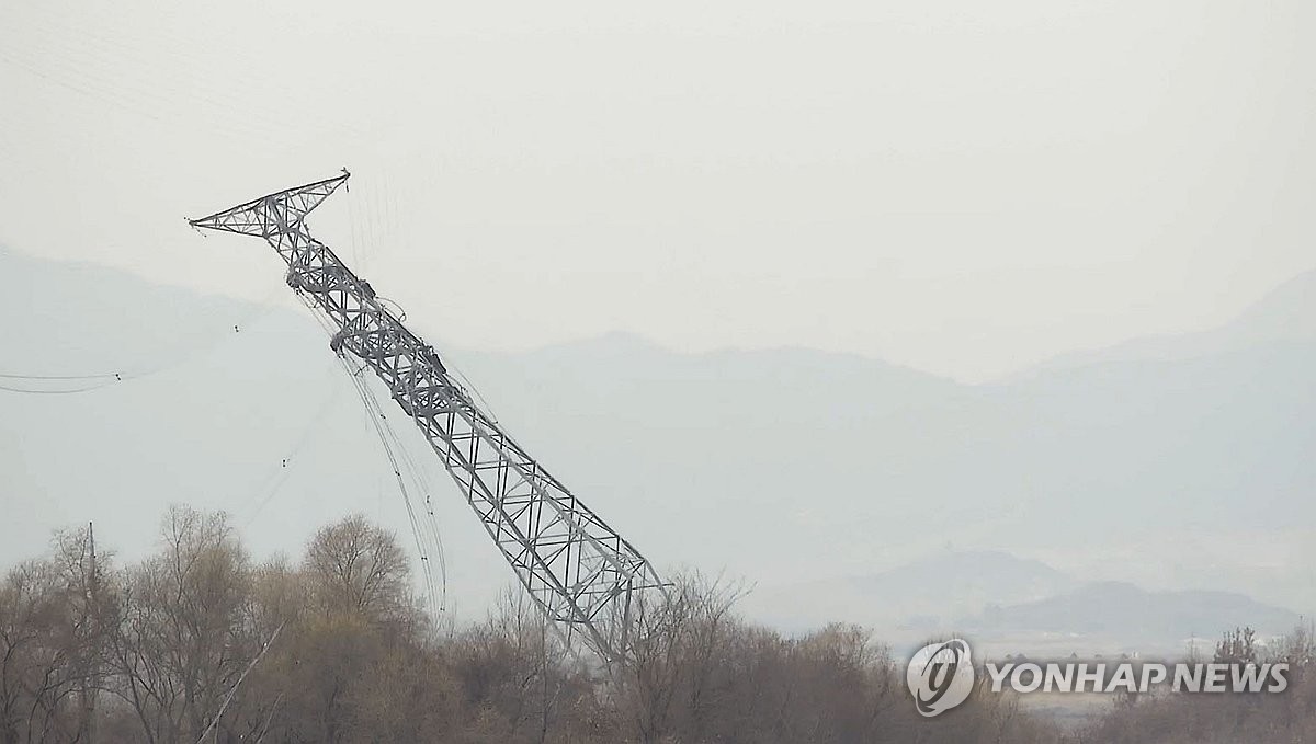 S. Korean-built transmission towers collapsing after N. Korea cuts power lines for Kaesong