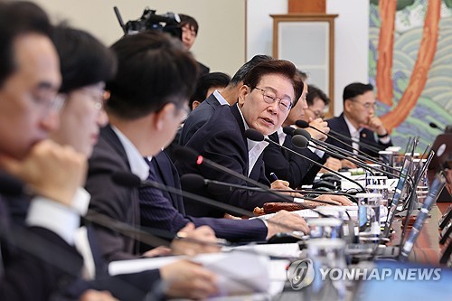 외국인 8조 순매도에 코스피 0.2% 하락, 개미 5조로 방어 시도