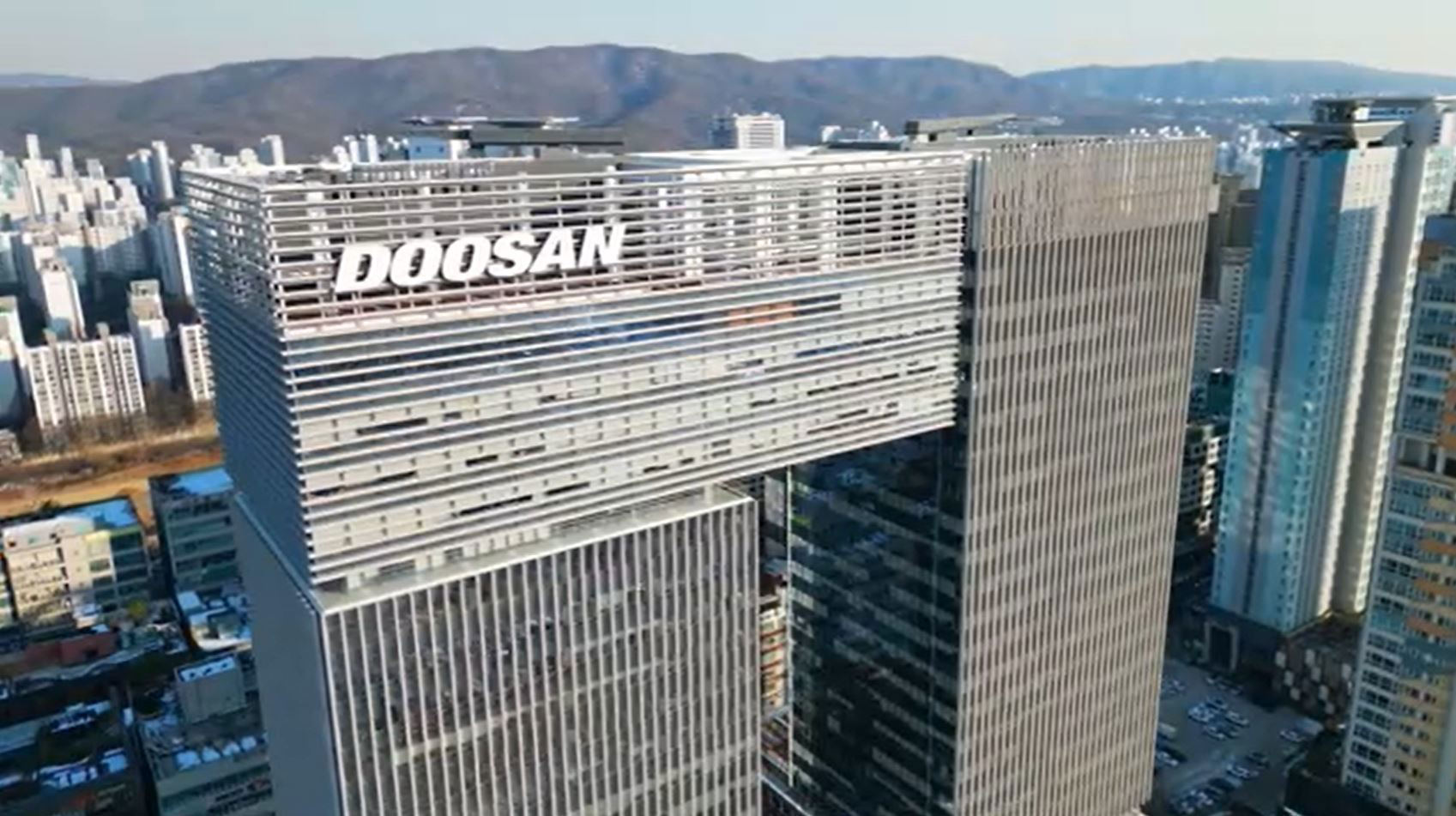 두산, SK실트론 인수에 2조 5,000억 원 자금