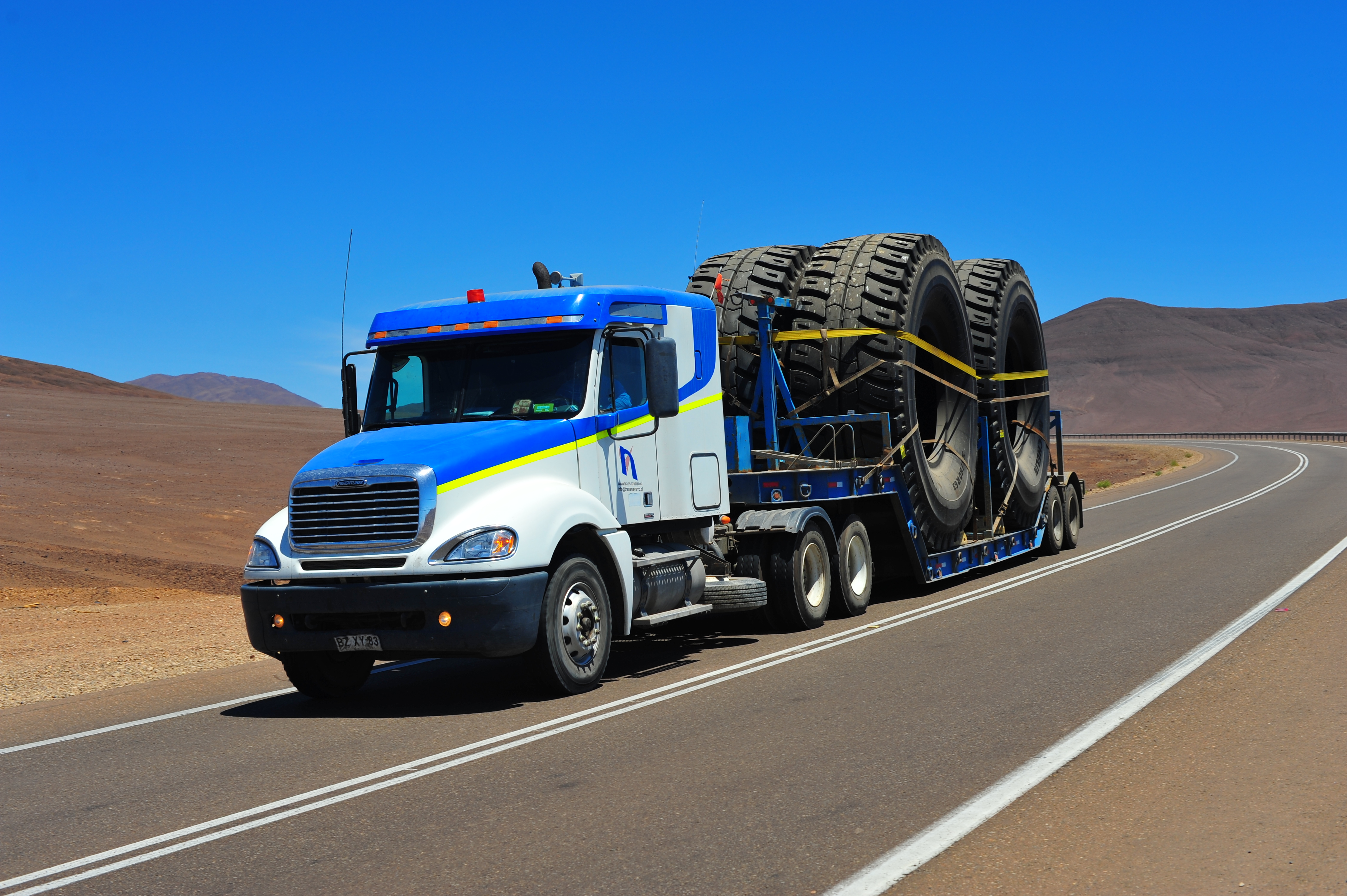 File:Tire Transport Truck (46038169192).jpg - Wikimedia Commons