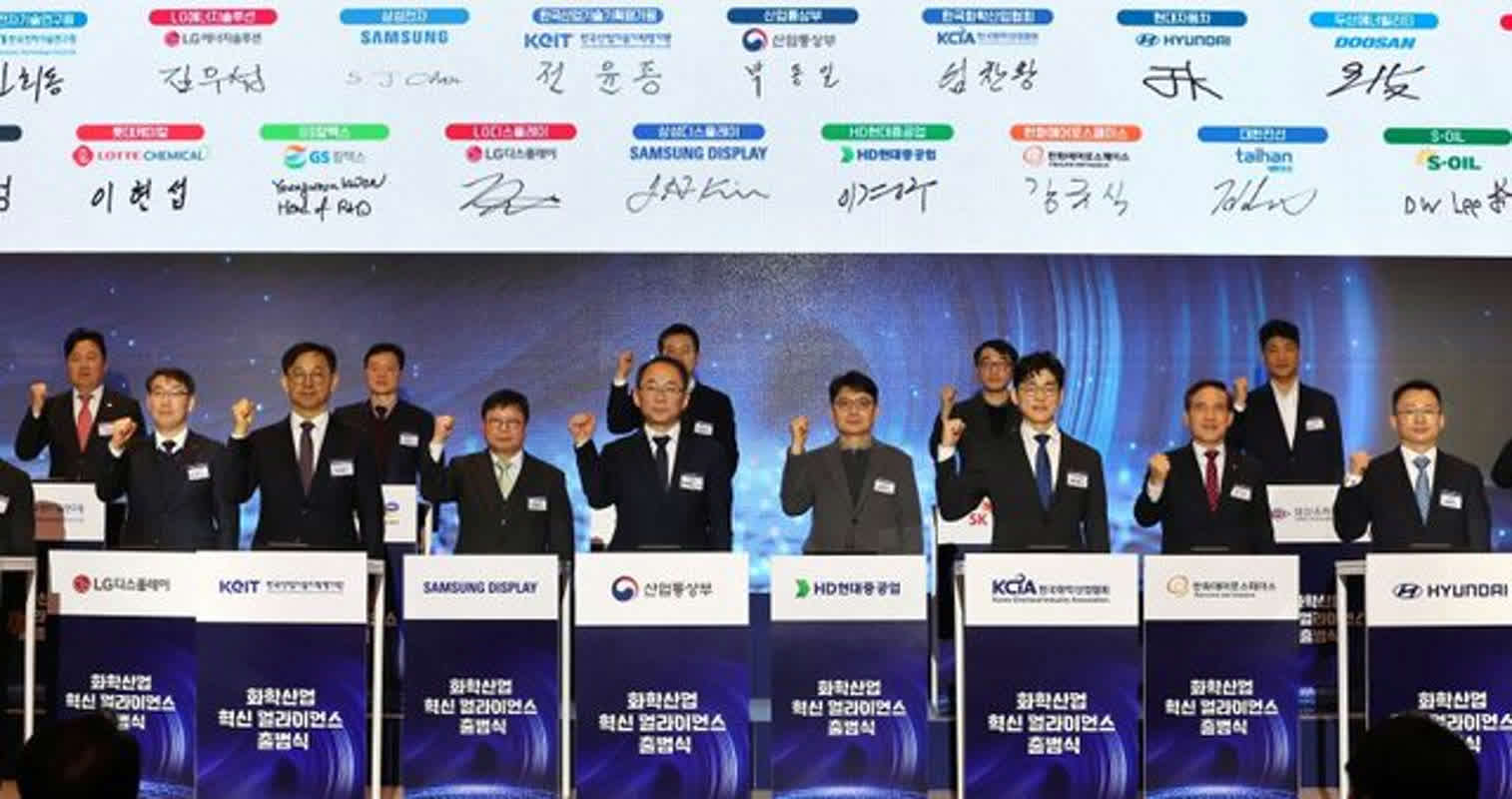 롯데케미칼 10분기 만에 흑자, 화학업계 웃지 못한다