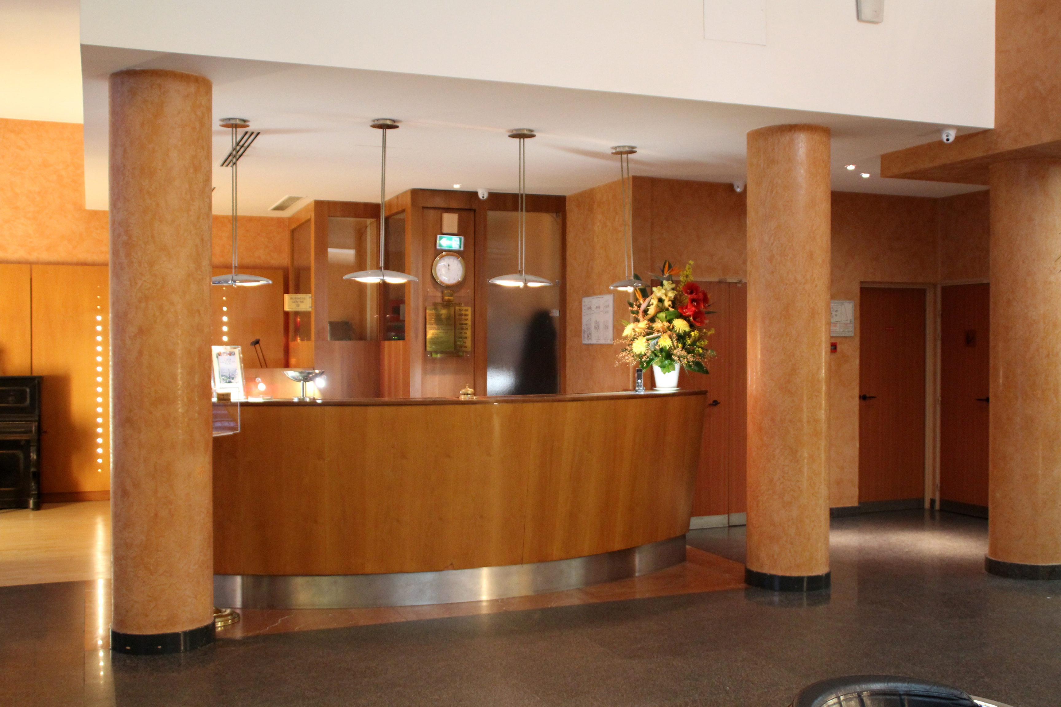 File:Reception, front desk 1 - Paris Opera Cadet Hotel.jpg - Wikimedia Commons