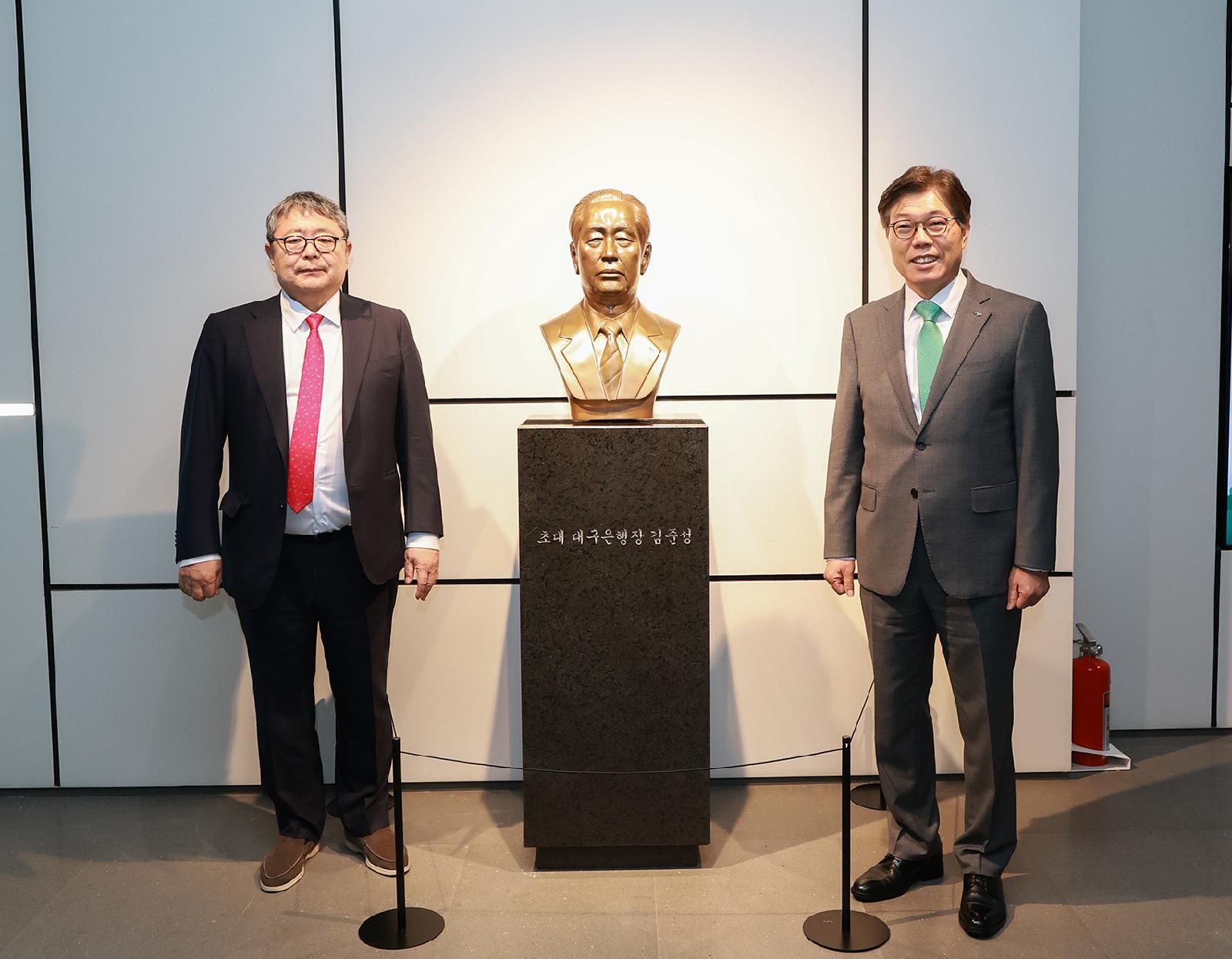 iM뱅크, 본점에 초대 행장 김준성 흉상 전시