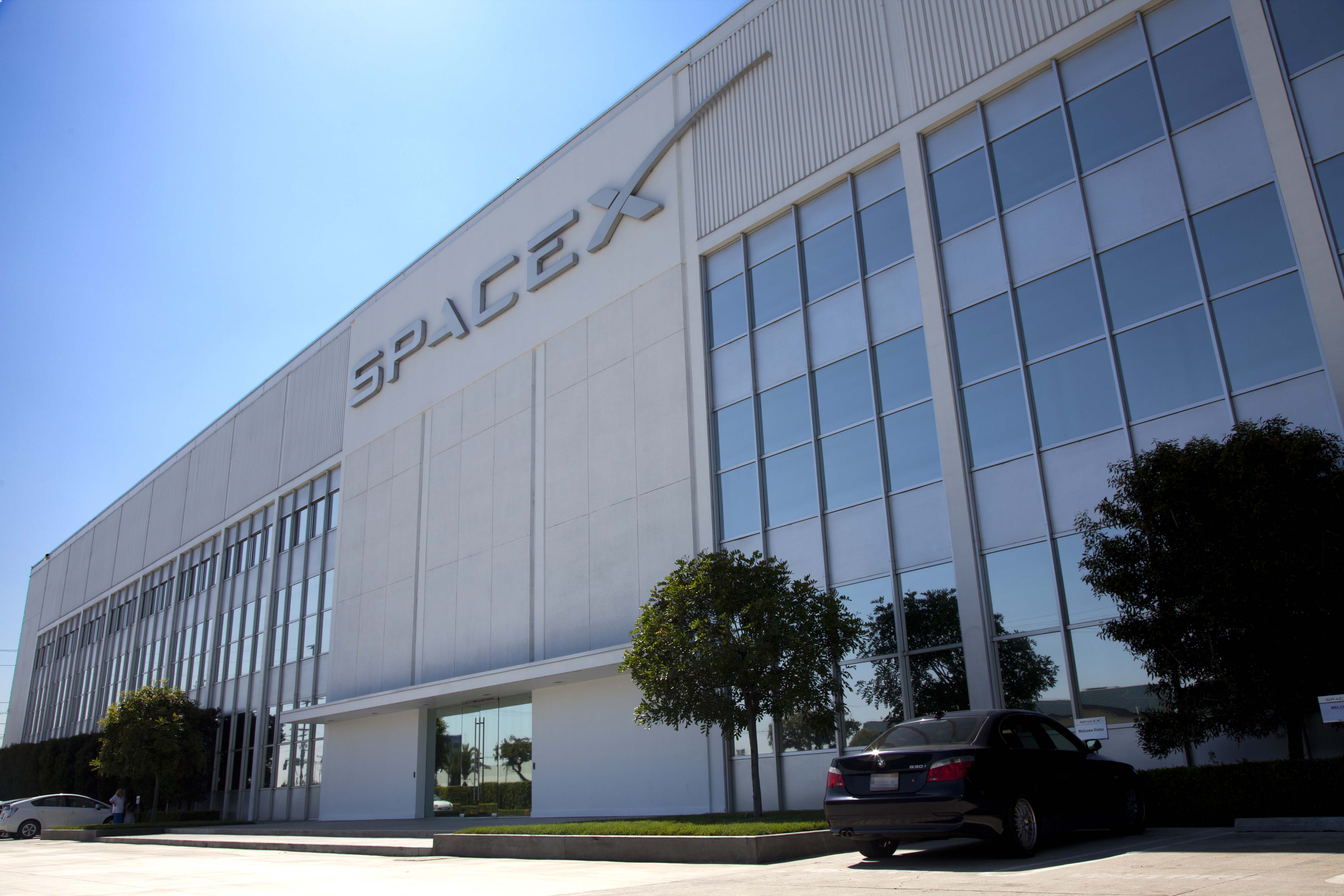 File:SpaceX Headquarters, Hawthorne, CA.jpg - Wikimedia Commons