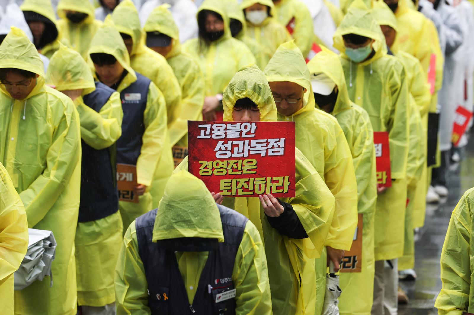 네이버는 강세, 카카오는 노사 보도로 주가 희비 갈려