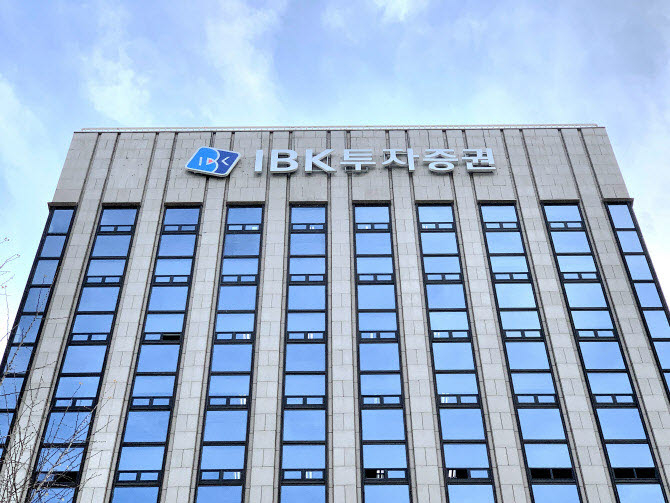 백화점 3사, 올해 외국인 매출 1조원 전망…유통은 3분기 회복 기대