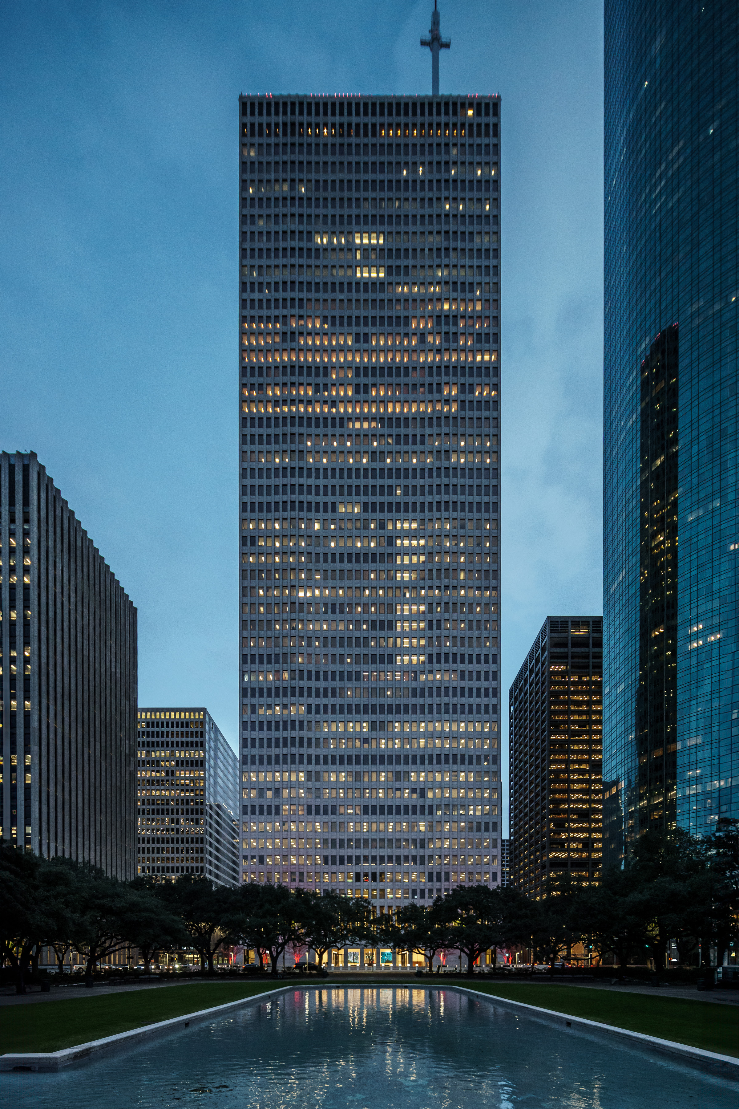 File:One Shell Plaza (OSP) at dusk.jpg - Wikimedia Commons