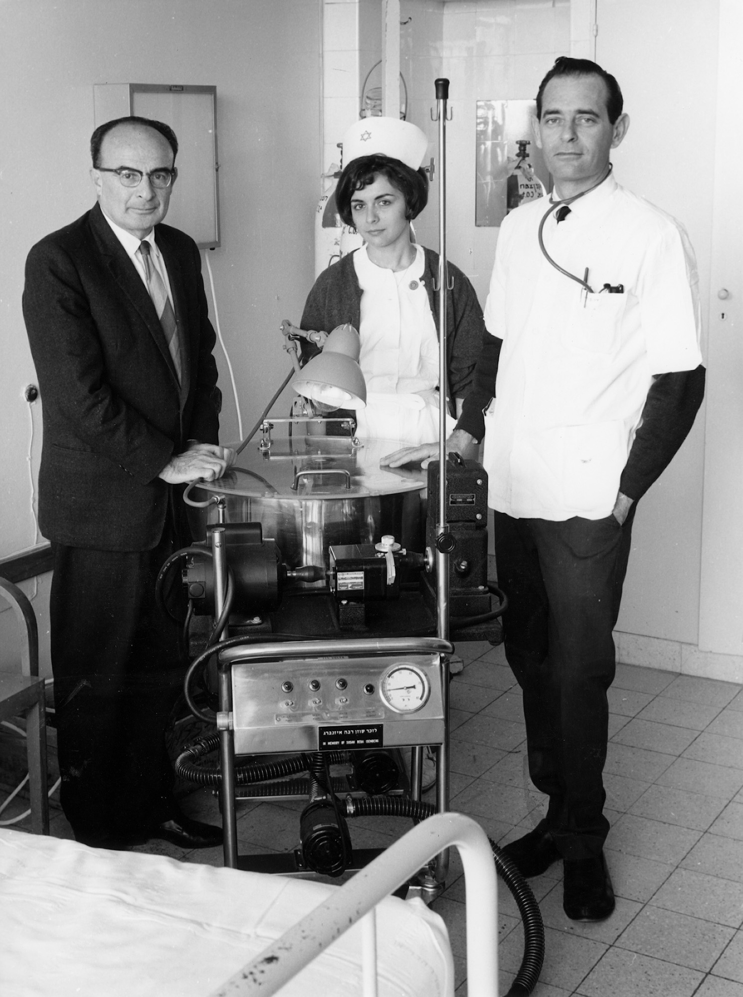 File:First dialysis machine.jpg - Wikimedia Commons