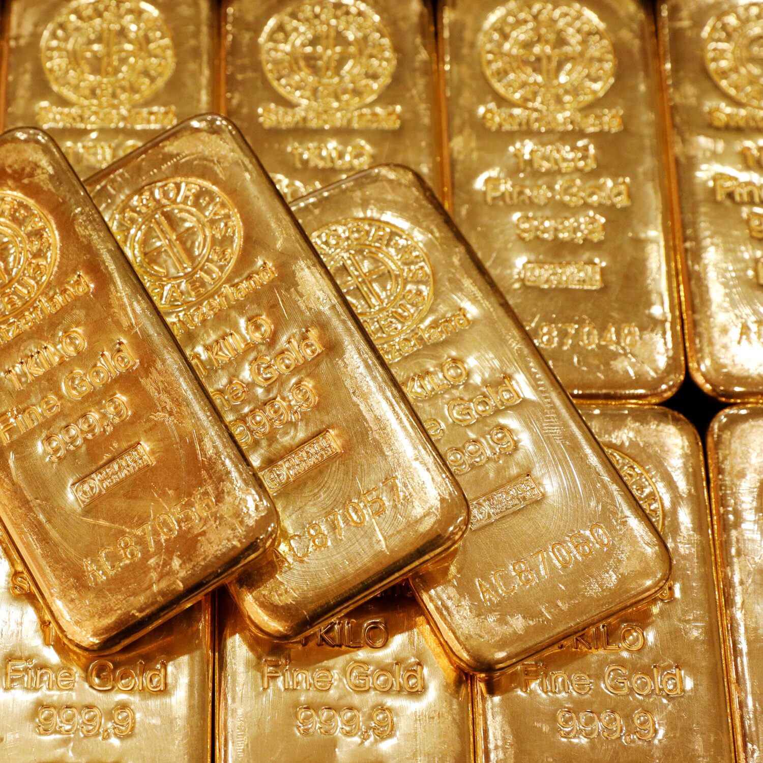 Investors seeking 'apocalypse insurance' send gold ETFs skyrocketing - The Globe and Mail