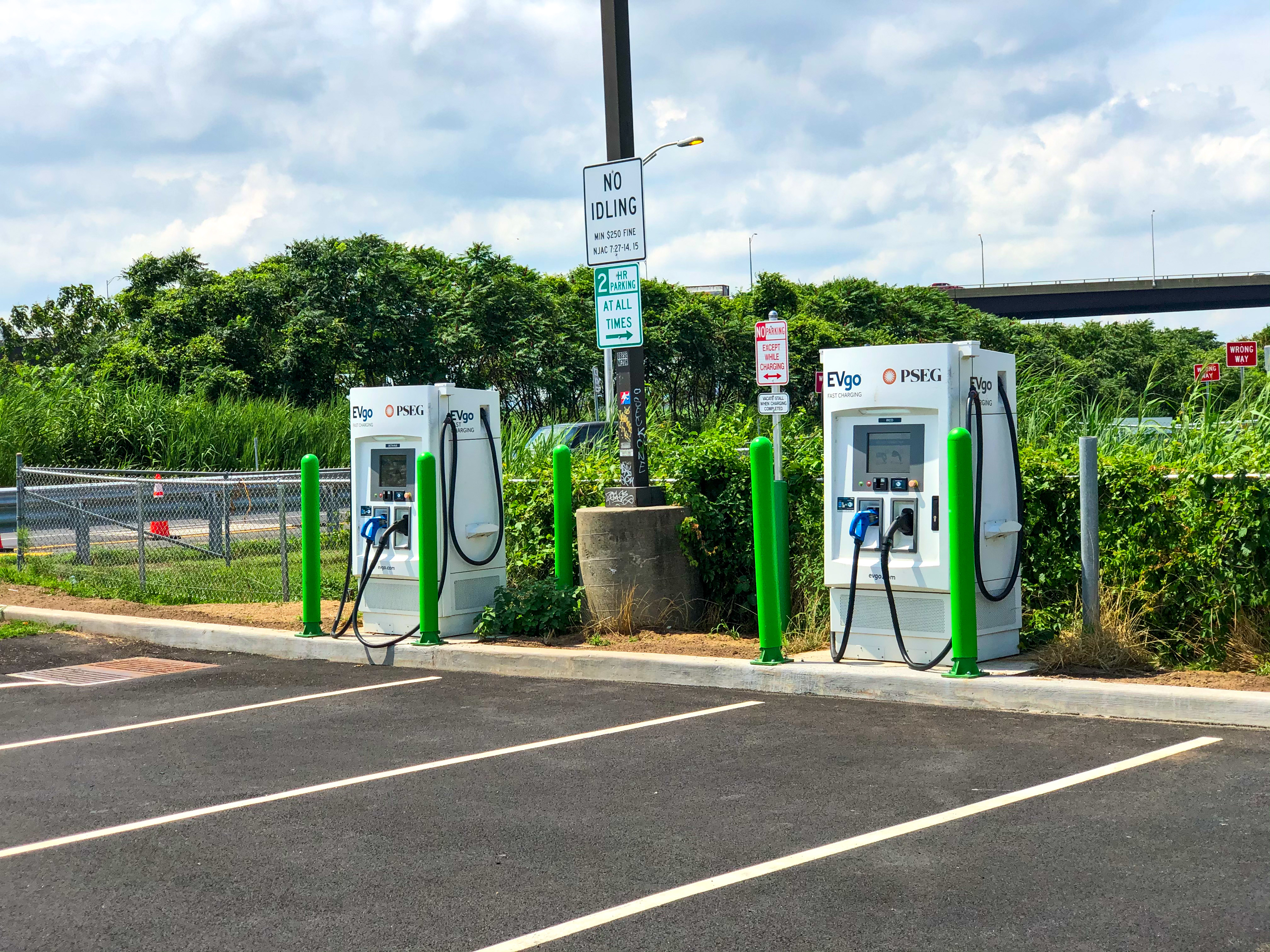 File:Vincent Lombardi Service Area Electric Charging Station.jpg - Wikimedia Commons