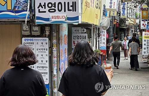 자영업자 연체 대출 올해 8% 증가, 고령층 부담 커져