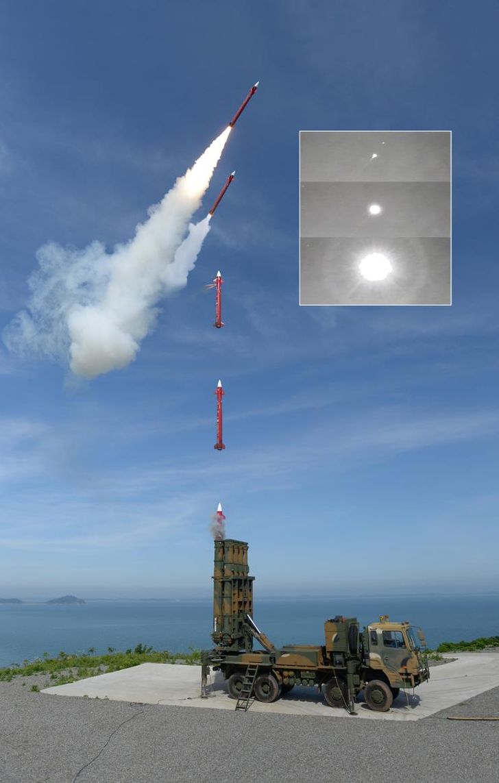 군용 트럭에 탑재된 발사대에서 여러 발의 미사일이 발사되는 장면이 보인다.