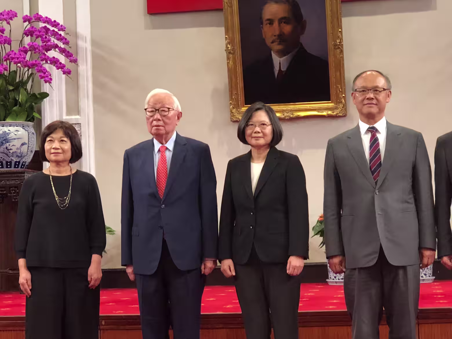 Taiwan appoints TSMC founder Morris Chang as APEC envoy - Nikkei Asia