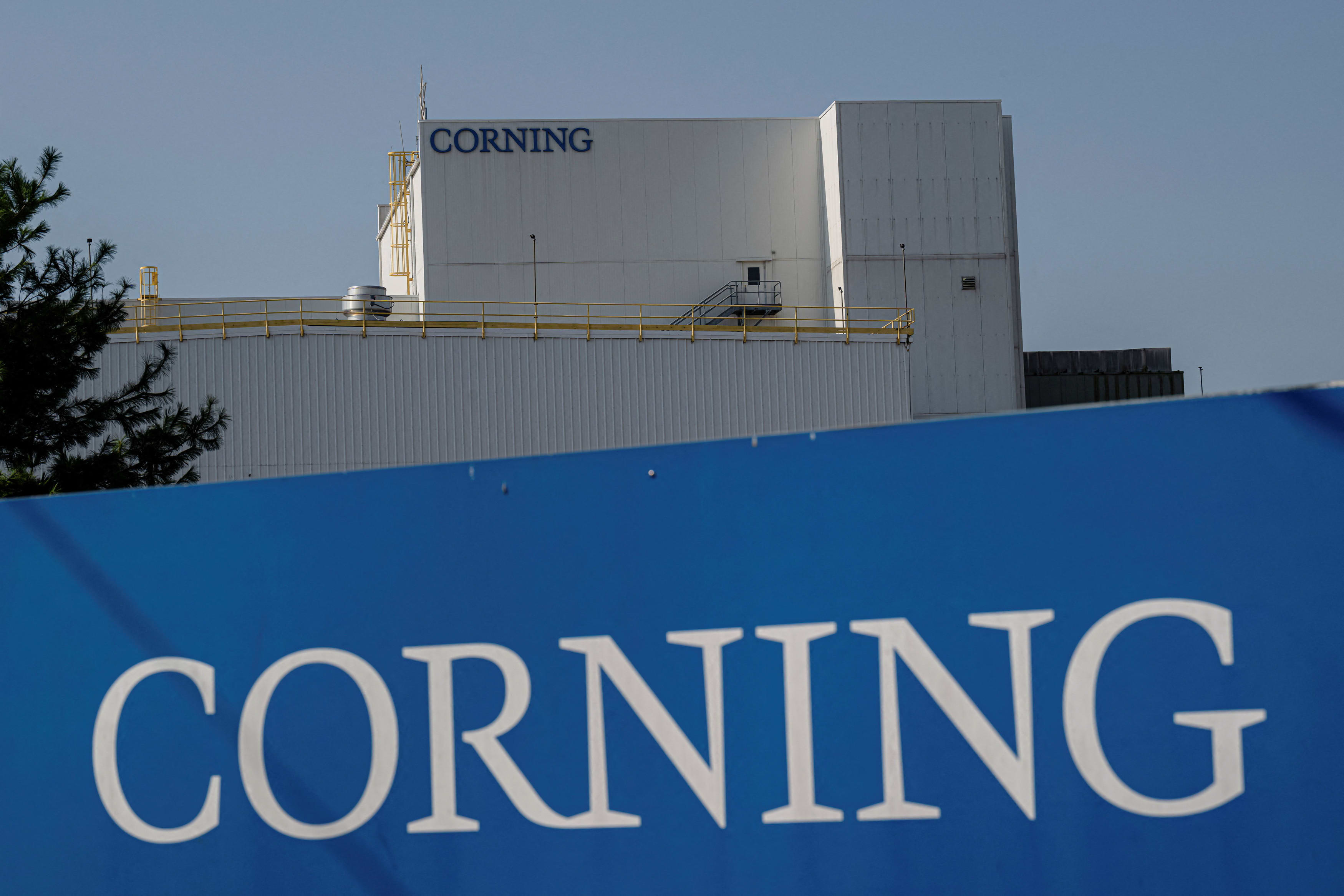 Corning tumbles 12% after earnings, leading rout in optical stocks