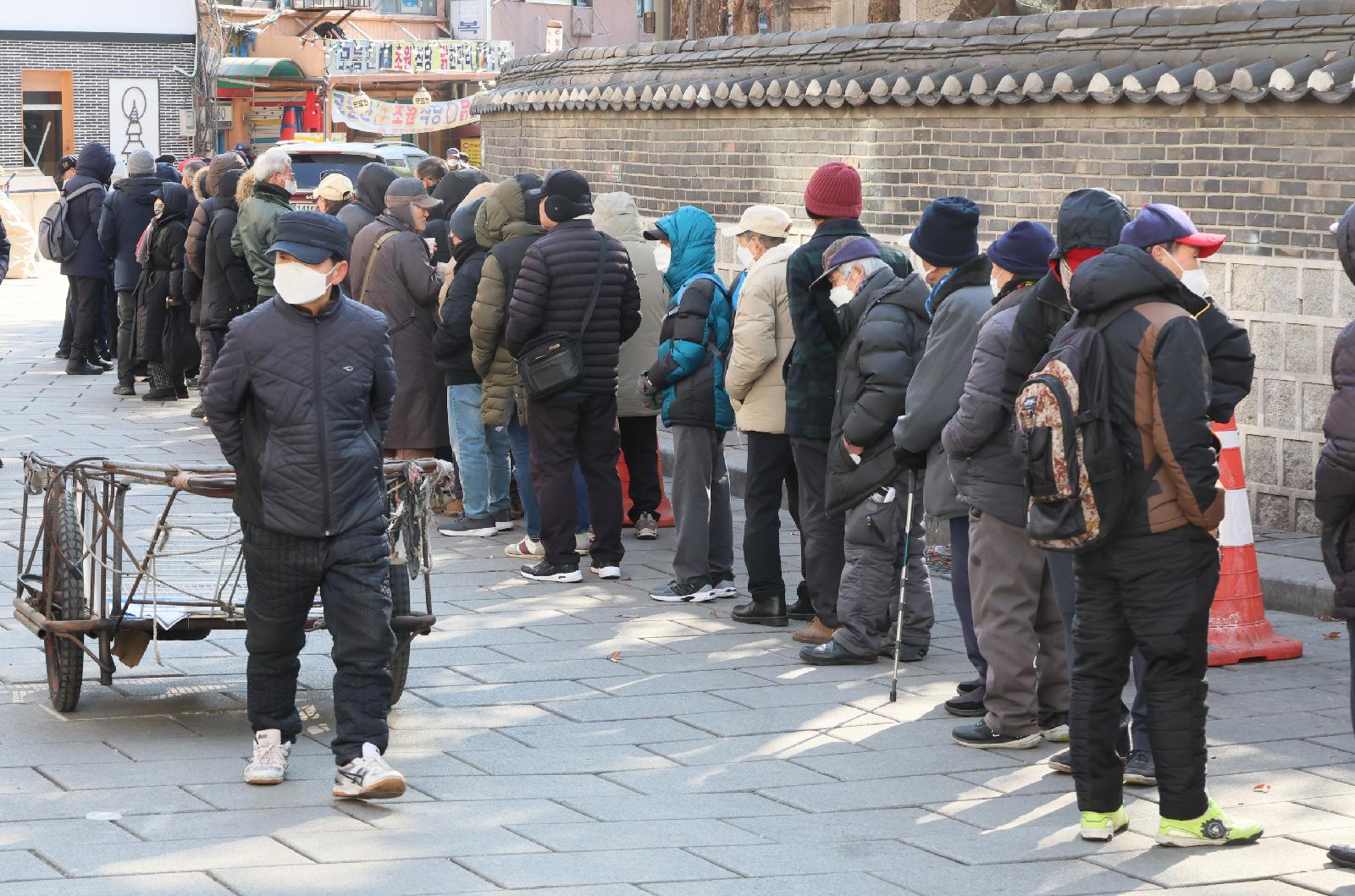 OECD, 연금 수급 연령 늦추라 권고…은퇴 뒤 소득절벽 우려