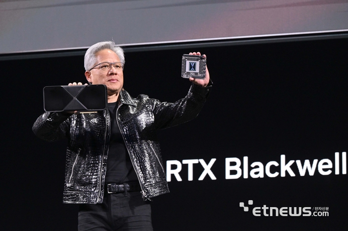 젠슨 황, 홍대 PC방서 'RTX 스파크' 직접 소개