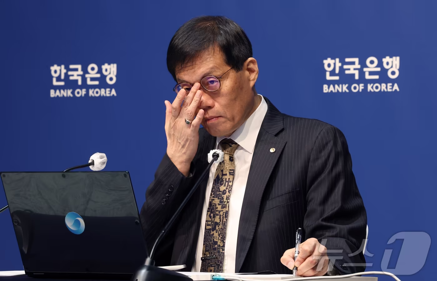 한은, 사실상 금리 인상 선언…매파로 돌아섰다