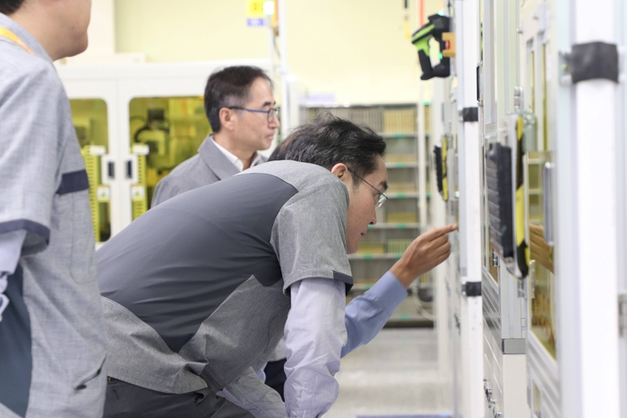 Samsung Electronics Chairman Lee Jae-yong visited the Samsung Electro-Mechanics Production
