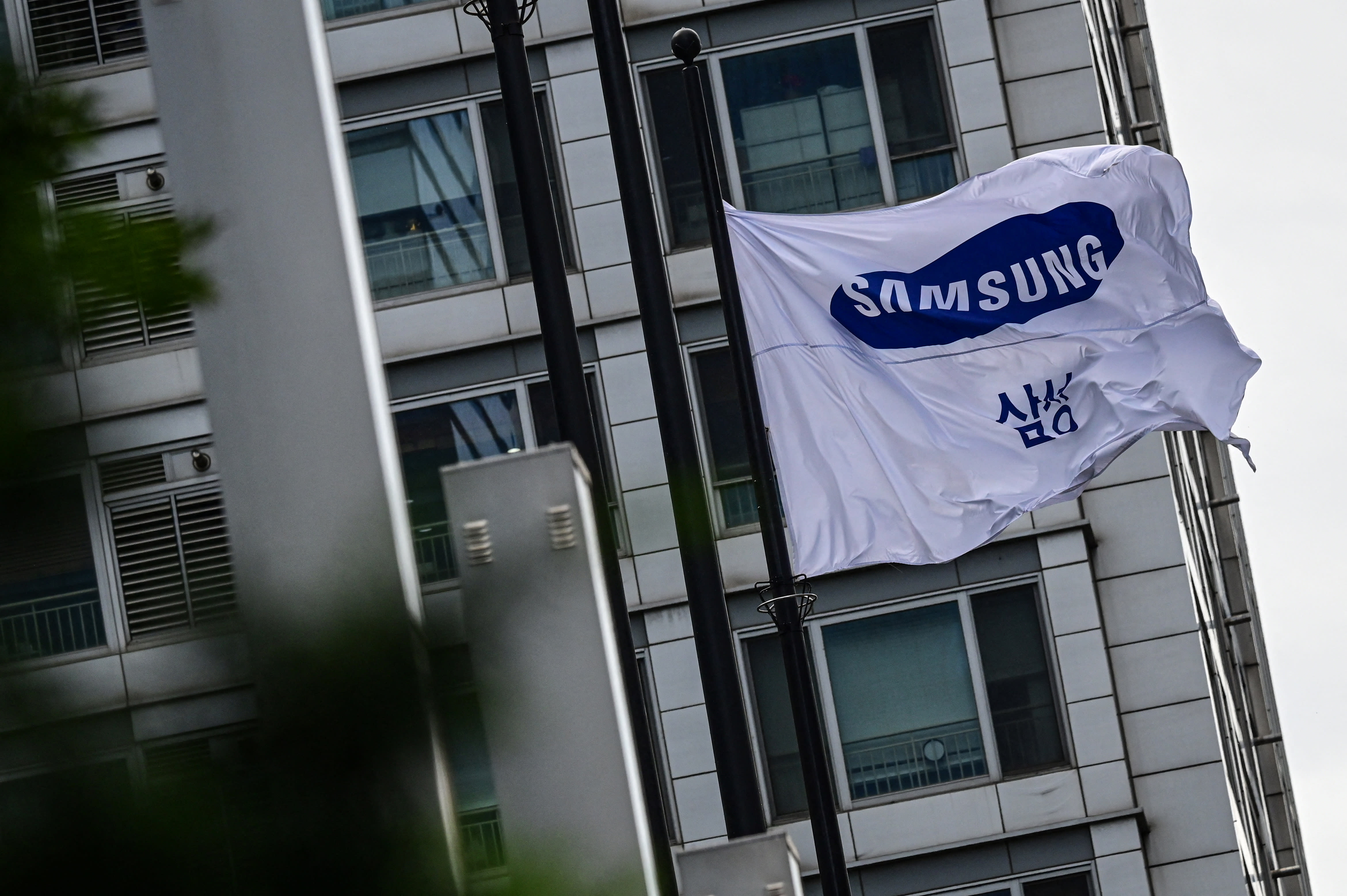 삼성전자 실적 발표에 AI 반도체주 급락, 주가 145% 급등 뒤 실망