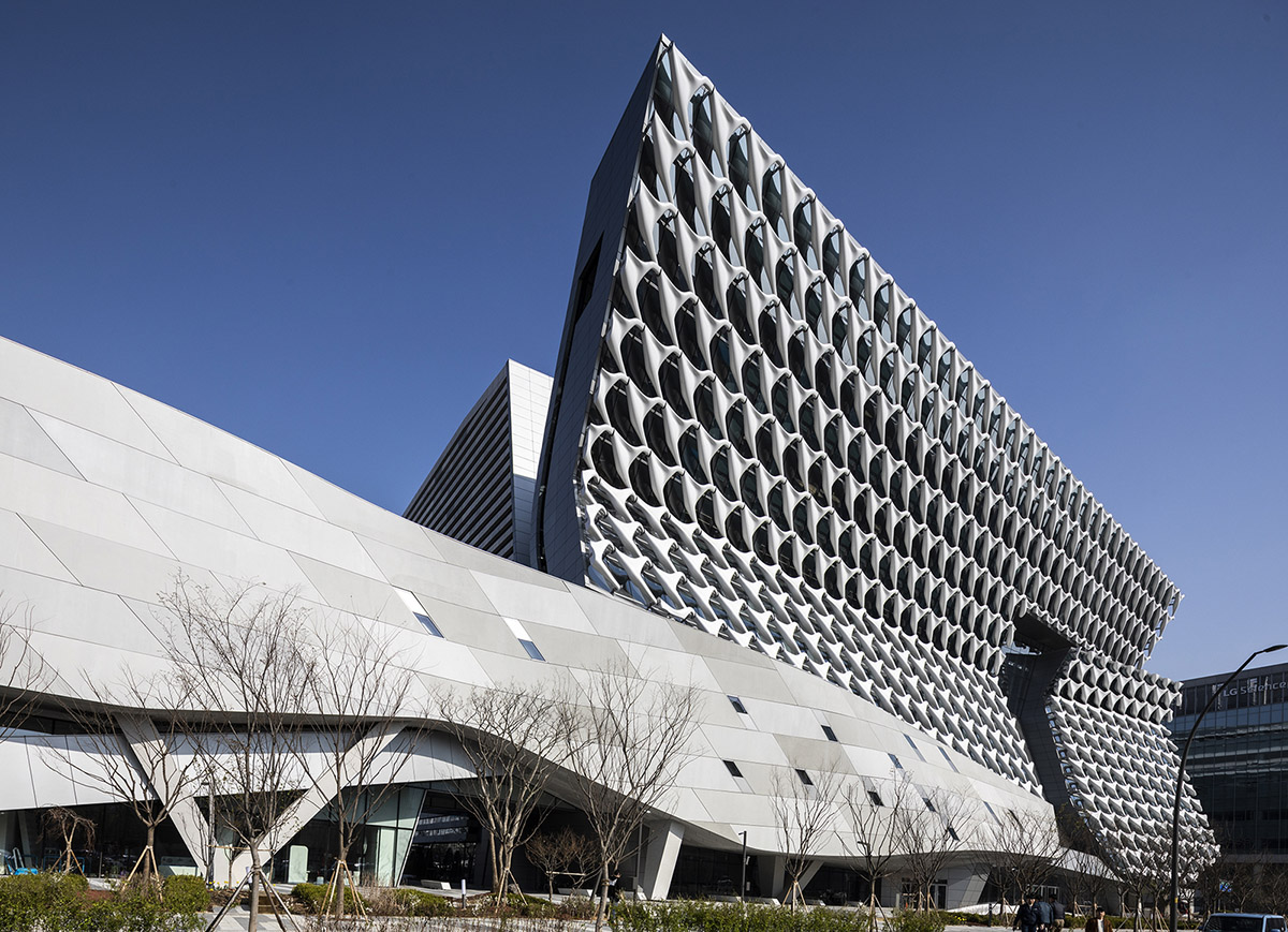 Morphosis transforms high-tech fabric into a new façade system of Kolon ...