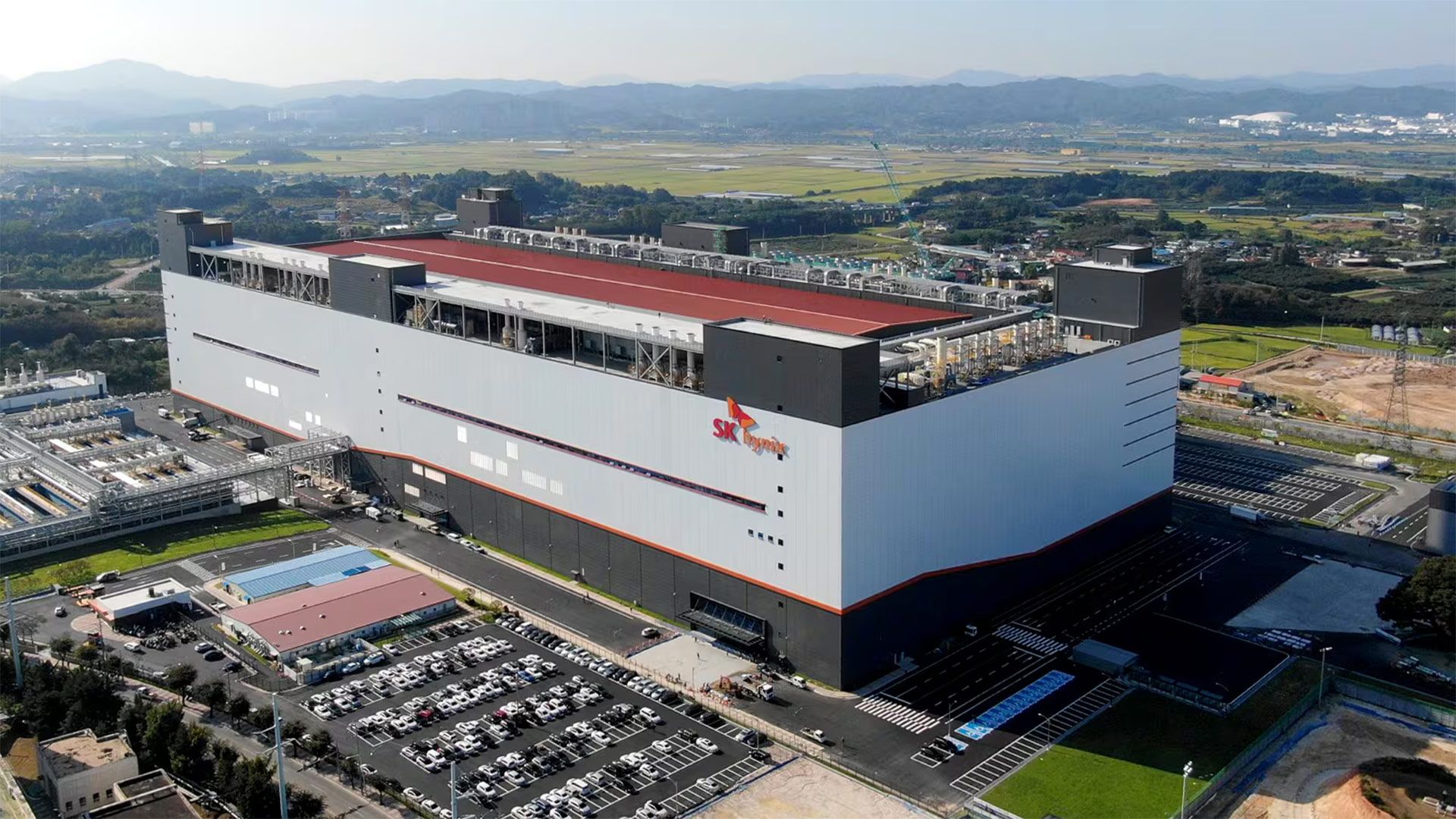 Seven hospitalized after toxic gas fire at SK hynix advanced memory plant — Cheongju 4th campus incident today led to all 3,600 staff being evacuated | Tom's Hardware