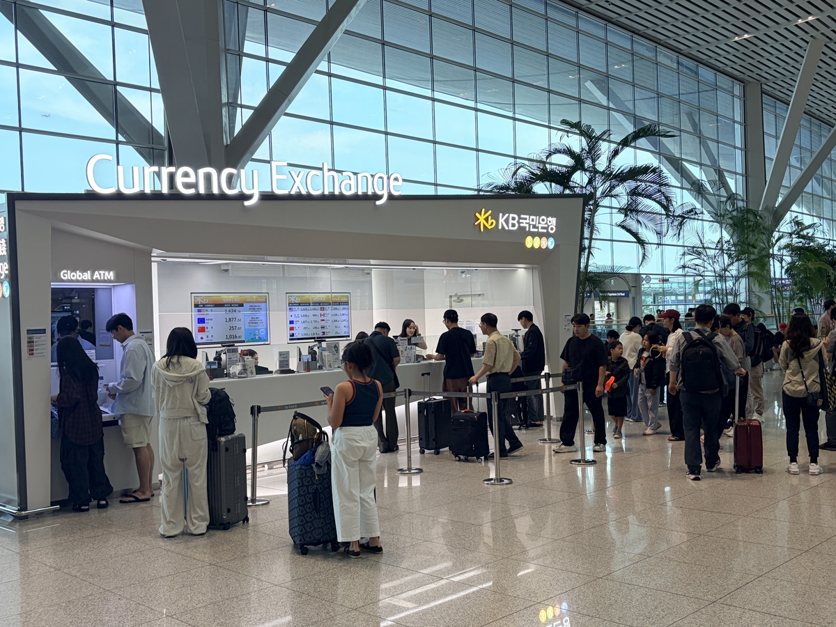 Airport Currency Exchange Customers Feel Strain as Won Hits 17-Year Low -  Seoul Economic Daily