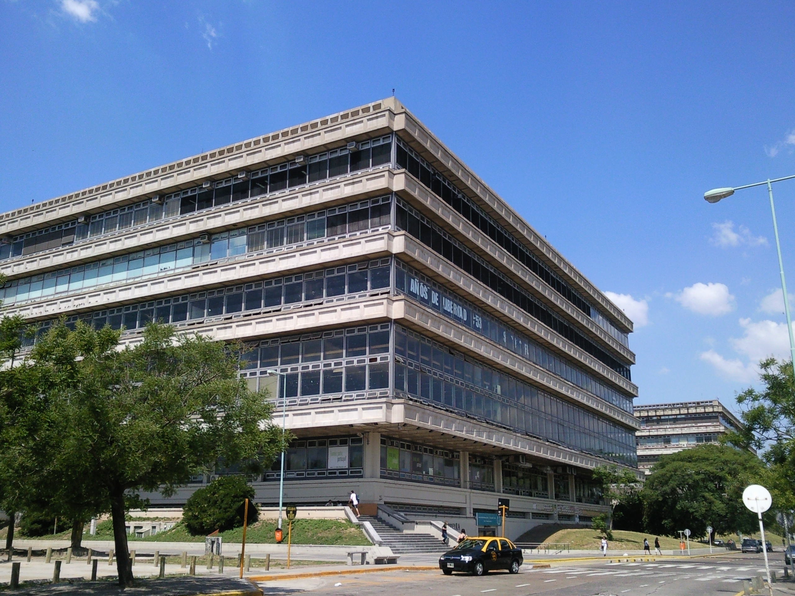 File:Buenos Aires - FADU UBA - desde el parking - panoramio.jpg - Wikimedia  Commons