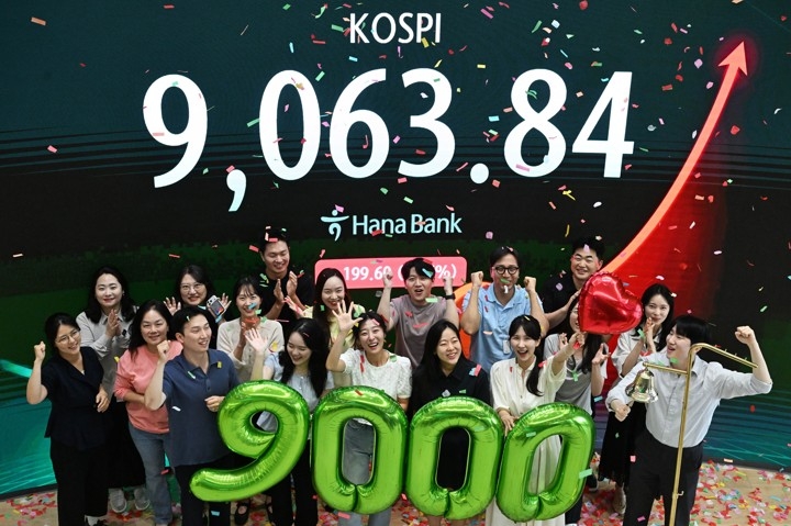 코스피 사상 첫 9,000 돌파, 삼성전자·SK하이닉스 주도