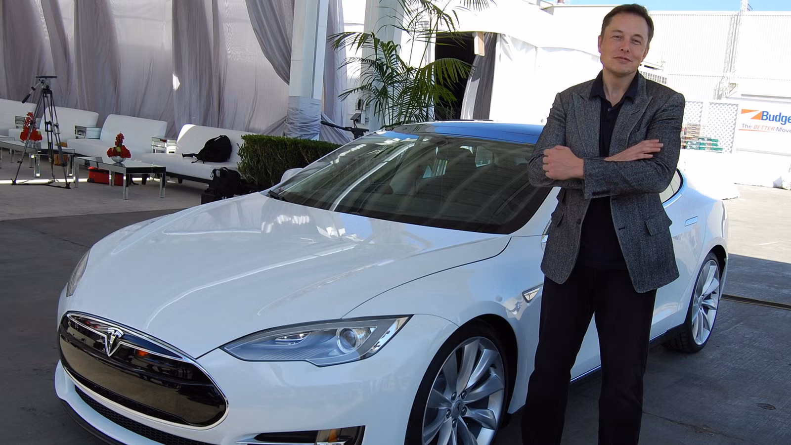 Tesla Owners Are So Tired Of Musk's "Far Right" Antics They're Suing Tesla