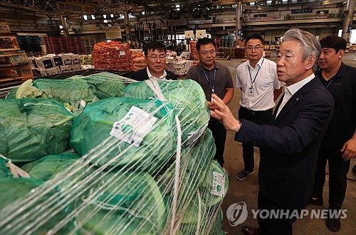 강호동 농협중앙회장, 강서 공판장서 여름 수급 점검
