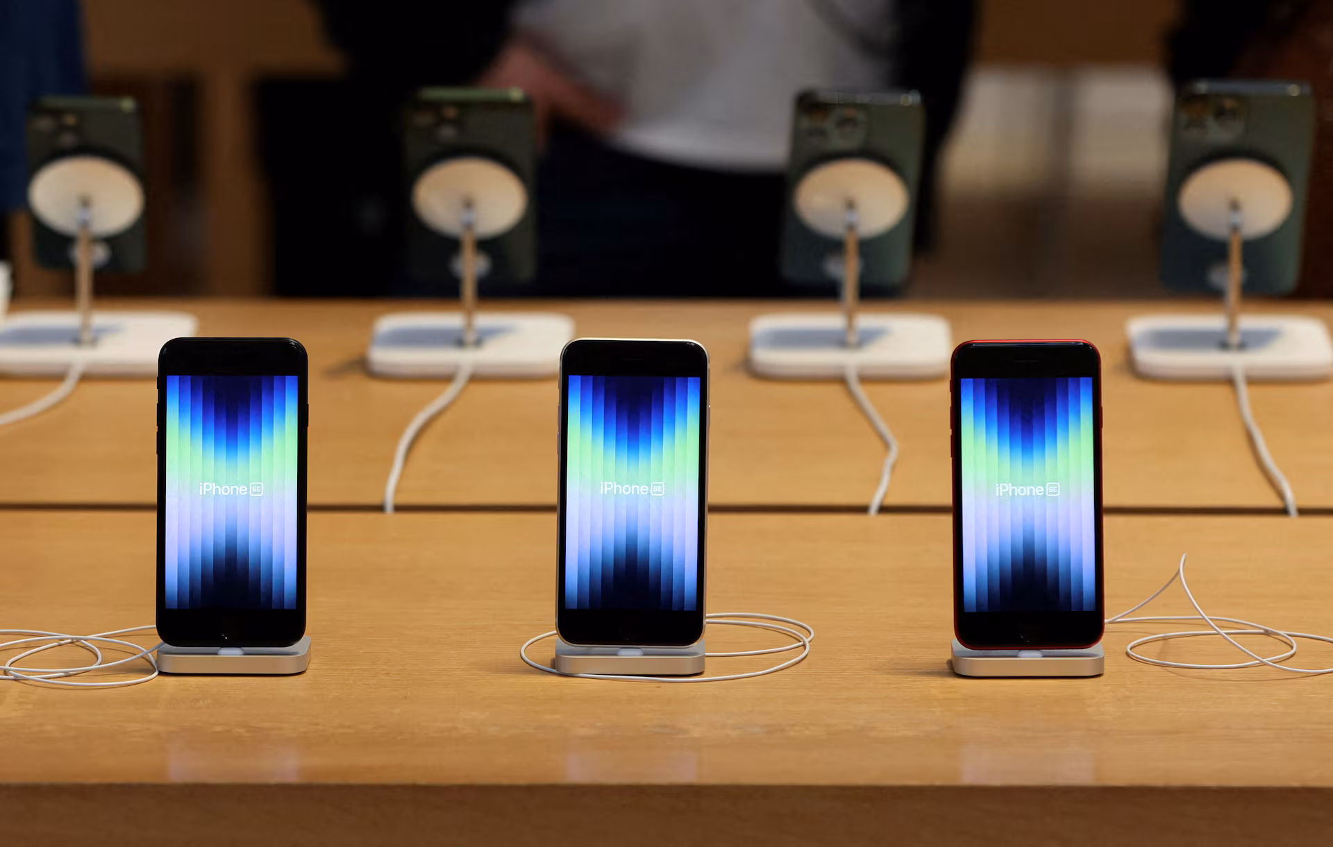Apple to buy first large batch of carbon-free aluminum for iPhone SE | Reuters