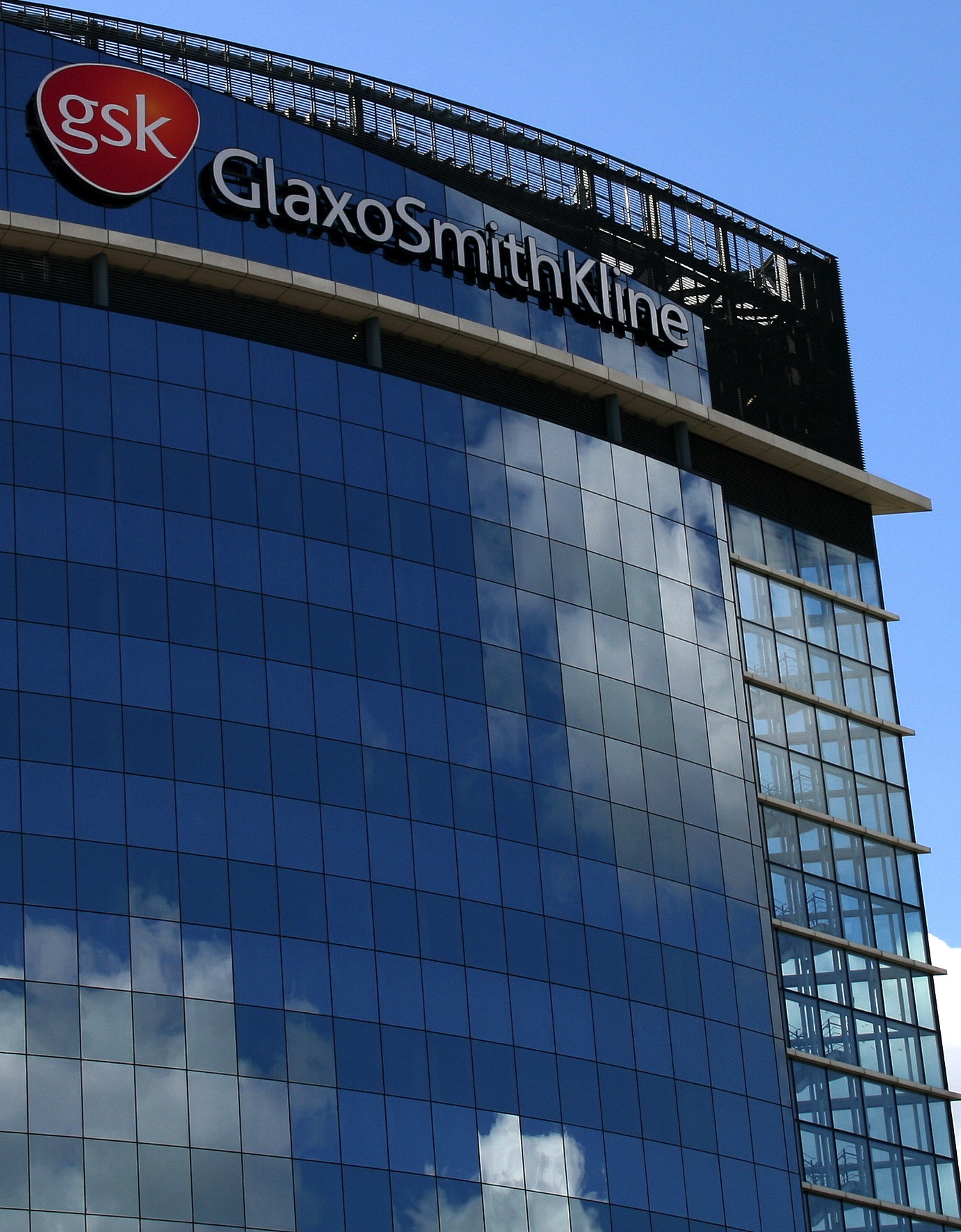 Archivo:GlaxoSmithKline building, London, 30 July 2007 (cropped).jpg -  Wikipedia, la enci